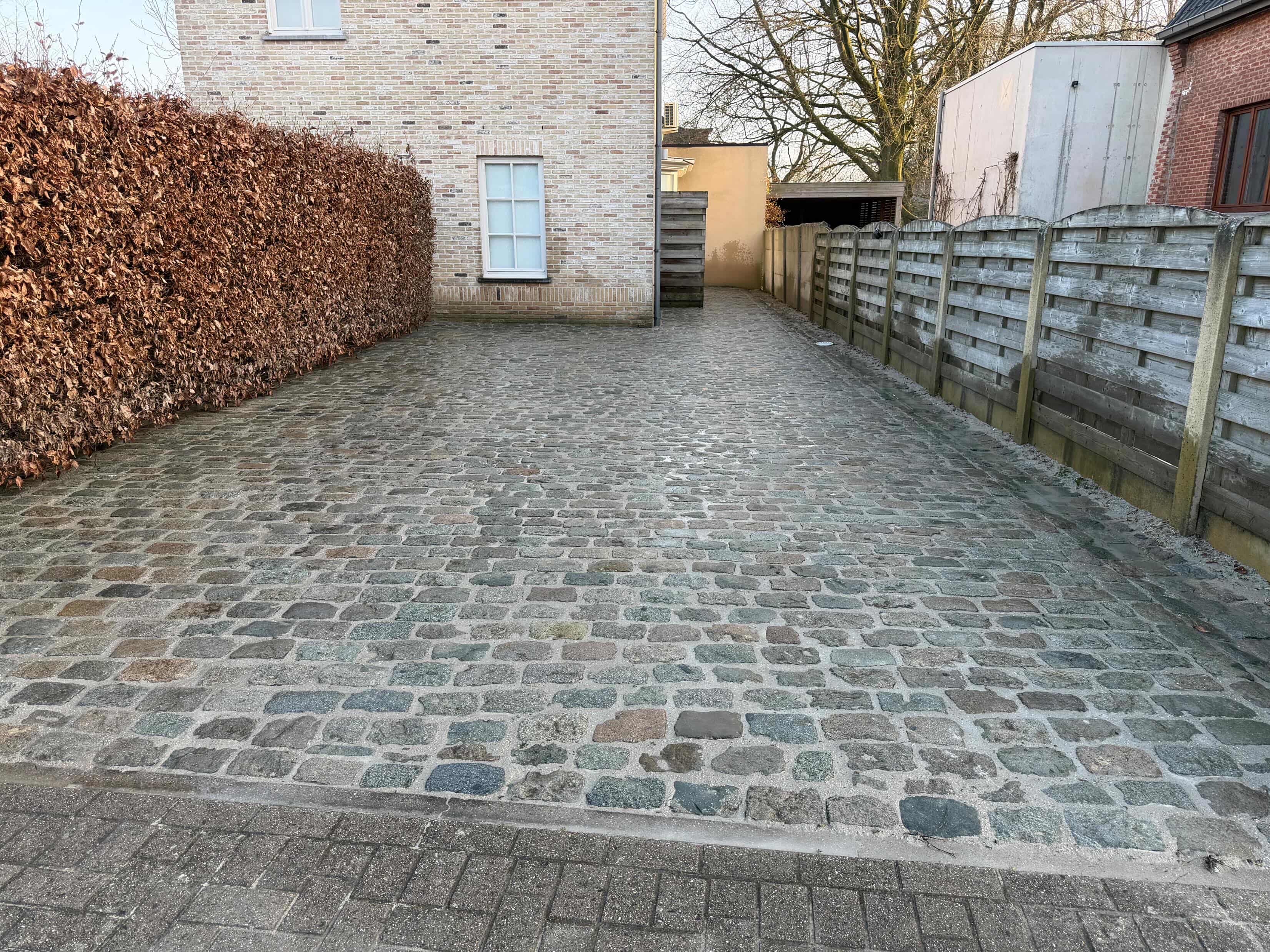 Kasseien oprit gereinigd door TuinXpert in de Kempen